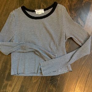 Tight-fitting stretchy long sleeve crop top